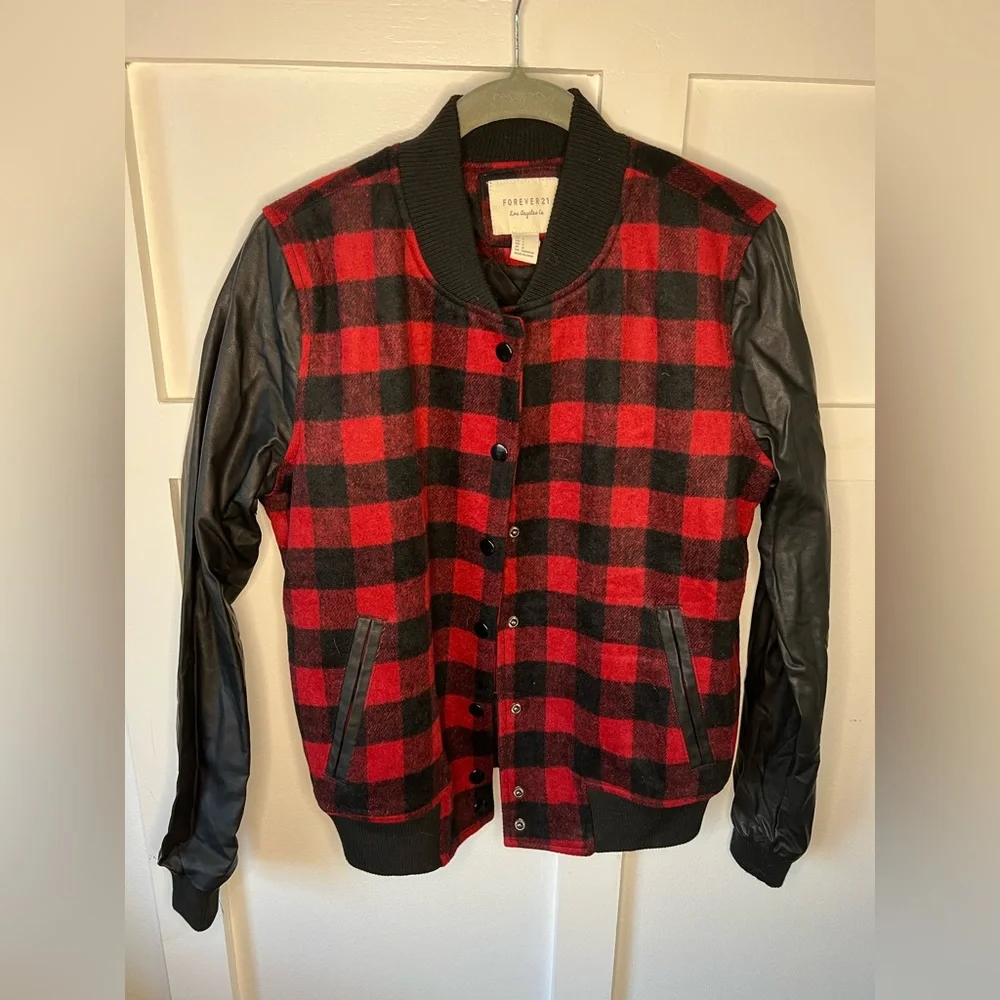 EUC Forever 21 Women’s small red black buffalo plaid bomber jacket faux leather - Picture 11 of 12